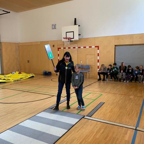 Frau und Kind an Zebrastreifen in Turnsaal