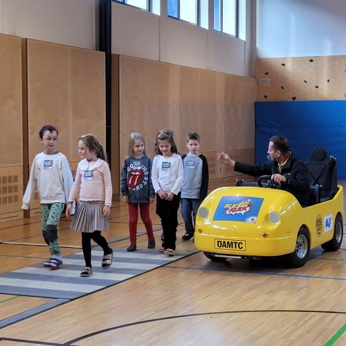 Kinder und kleines gelbes Auto