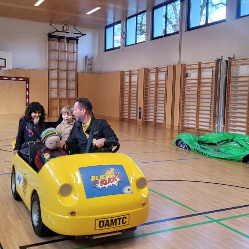 kleines gelbes Auto in einem Turnsaal
