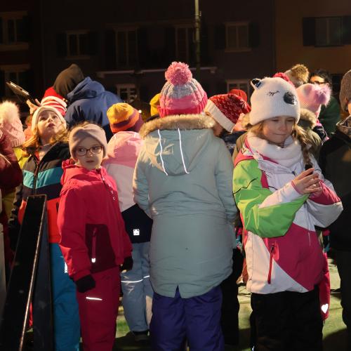 Kinder in Winterkleidung