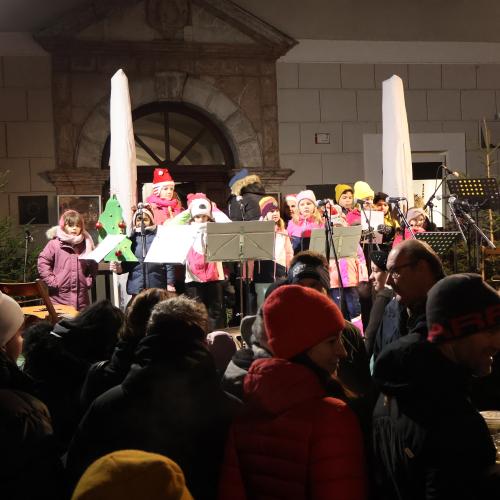 Kinderchor auf Bühne