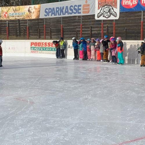 Kinder auf Eislaufplatz
