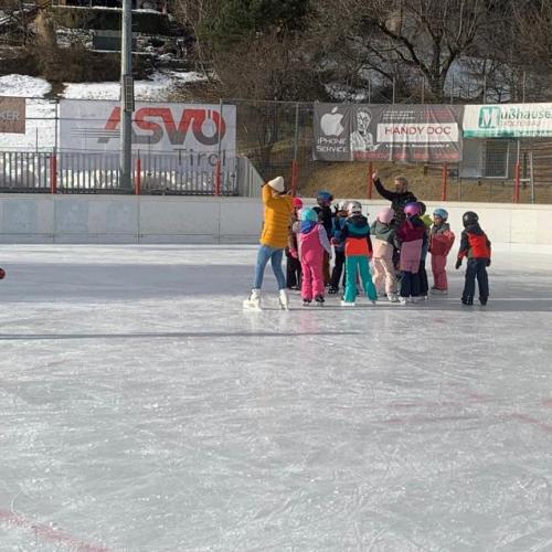 Kinder auf Eislaufplatz