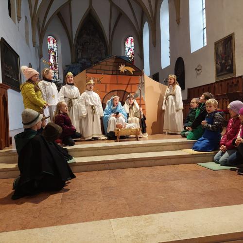 Kinder beim Krippenspiel