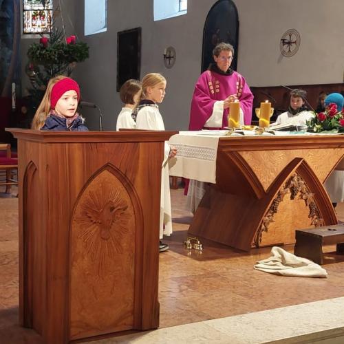 Kinder bei Altar in der Kirche