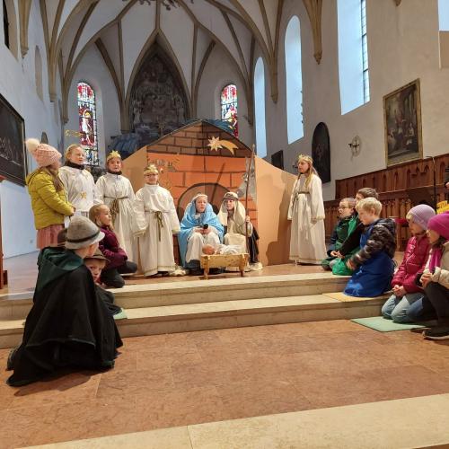 Kinder beim Krippenspiel