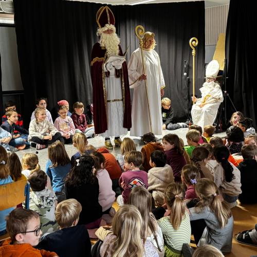 Nikolaus, Engel und viele Kinder