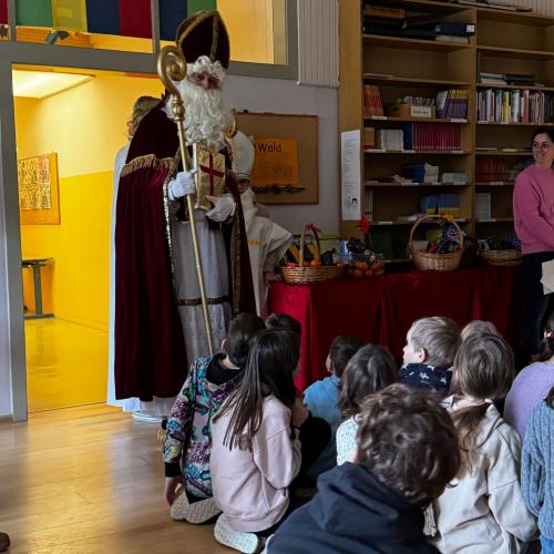 Der Nikolaus kommt zur Tür herein