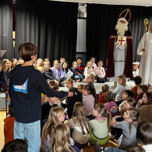 Nikolaus, Engel und viele Kinder