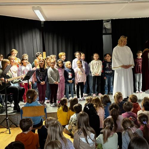 Nikolaus, Engel und viele Kinder
