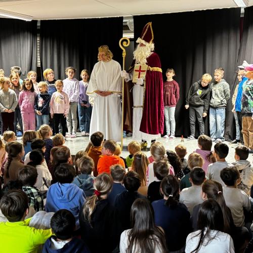 Nikolaus, Engel und viele Kinder