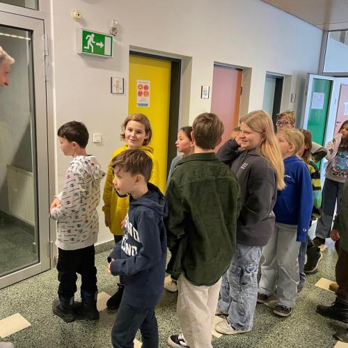 Lehrer und Kinder in Schulgang