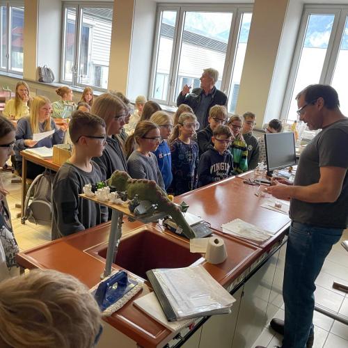 Kinder und Lehrer in Klassenzimmer