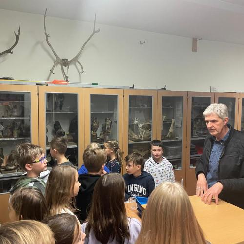 Kinder und Lehrer mit Schaukästen