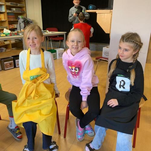 drei Kinder auf Hockern