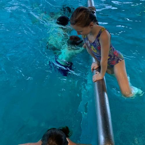 Kinder in Schwimmbad