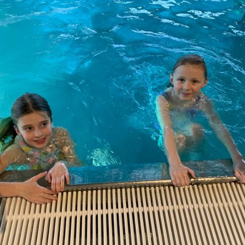 zwei Mädchen im Schwimmbecken