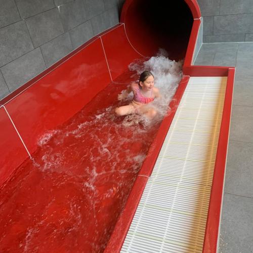 Kind auf Wasserrutsche
