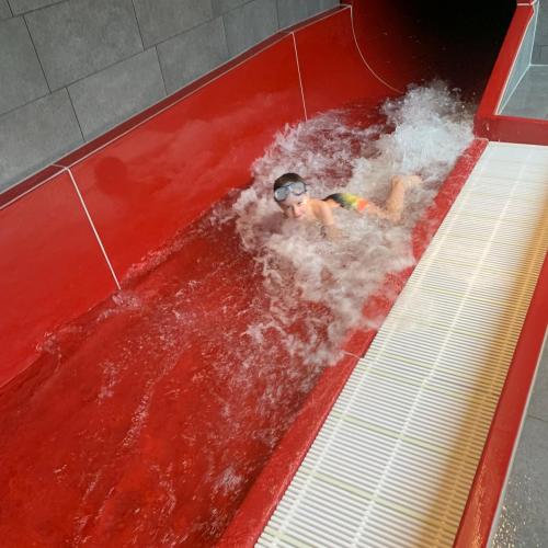 Kind auf Wasserrutsche
