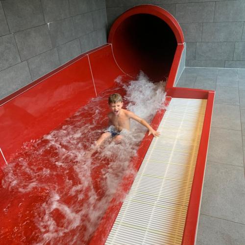 Kind auf Wasserrutsche