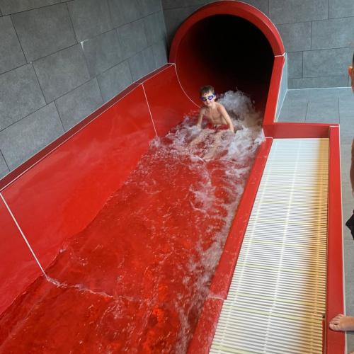 Kind auf Wasserrutsche