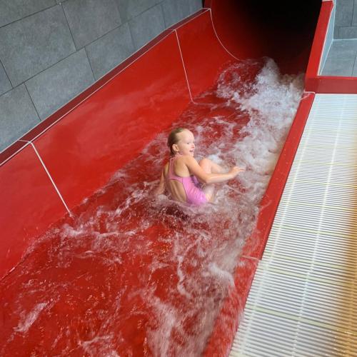 Kind auf Wasserrutsche
