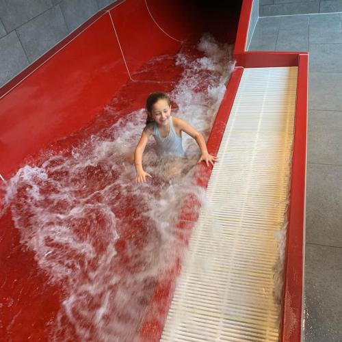 Kind auf Wasserrutsche
