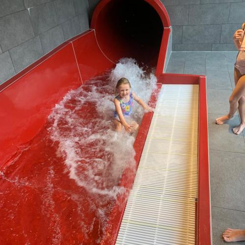 Kind auf Wasserrutsche