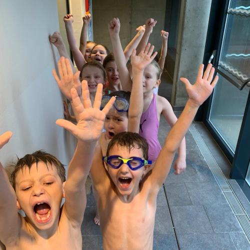 Kinder im Schwimmbad