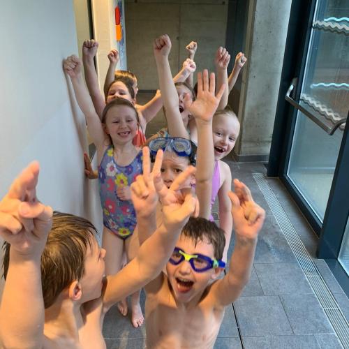 Kinder im Schwimmbad