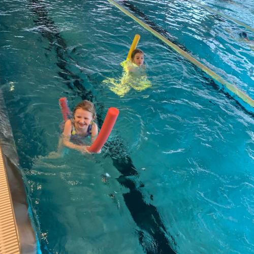Kinder in Schwimmbecken