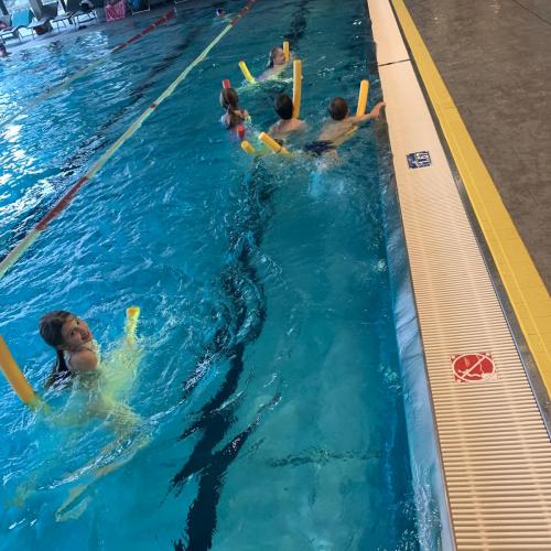 Kinder schwimmen