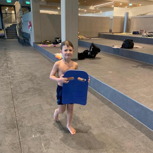 Kind mit Schwimmbrett