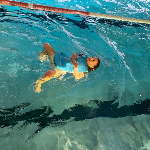 Kindt schwimmt