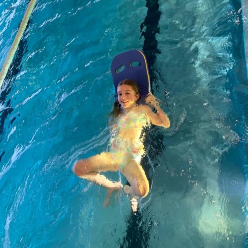 Kind beim Rückenschwimmen