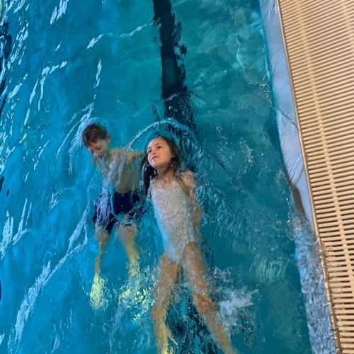 Kinder beim Rückenschwimmen