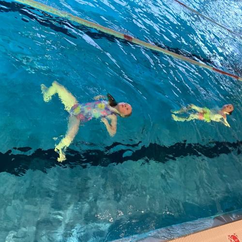 Kinder schwimmen
