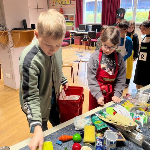 Kinder trennen Müll