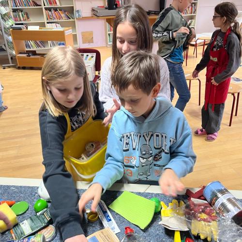 Kinder trennen Müll