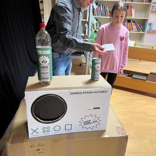 Mann und Kind mit Karton