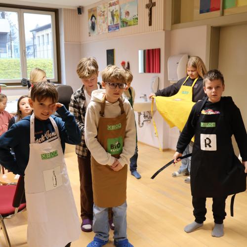 Kinder mit Schürzen