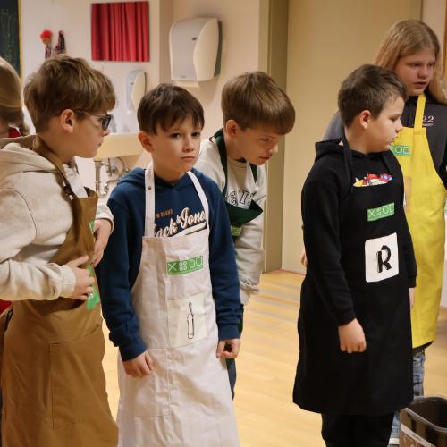 Kinder mit Schürzen
