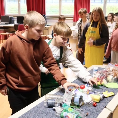 Kinder trennen Müll