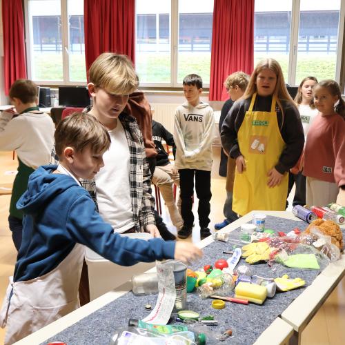 Kinder trennen Müll