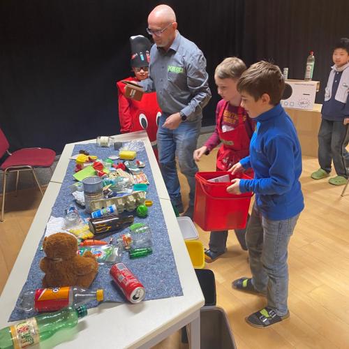 Kinder trennen Müll