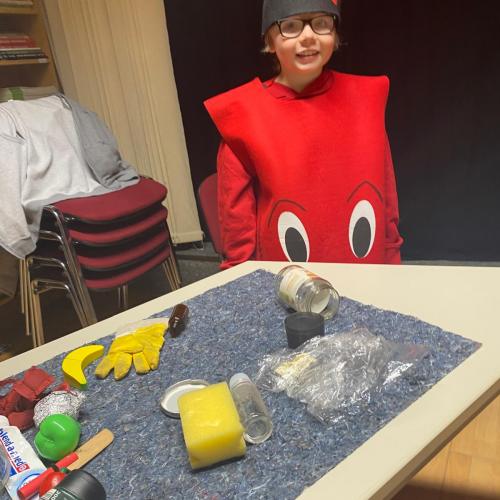 Kind mit rotem Mantel und Hut