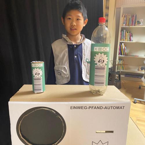 Kind mit großem Karton