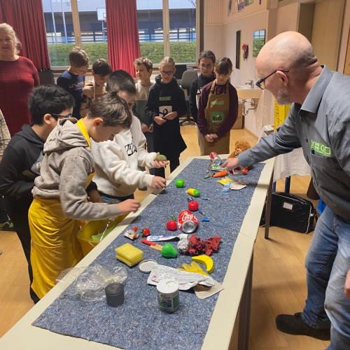 Kinder trennen Müll
