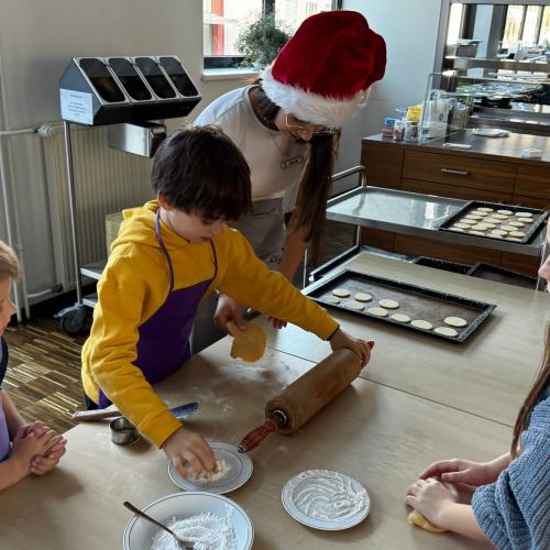 Kinder verzieren Kekse