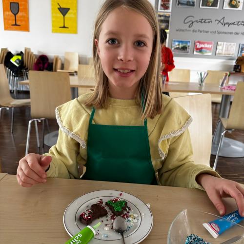 Mädchen mit Teller und Keks